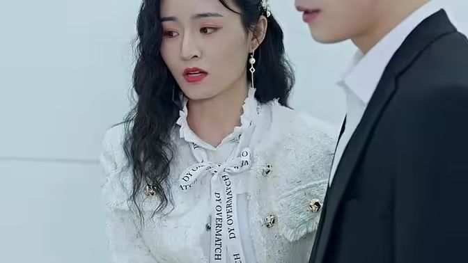 离婚后夫人她成了大佬封面图